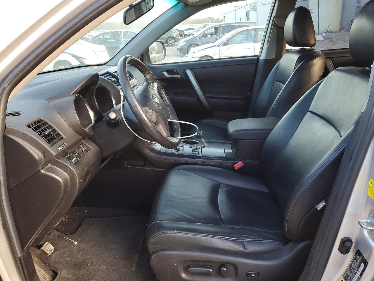 2010 TOYOTA HIGHLANDER SE photo 7