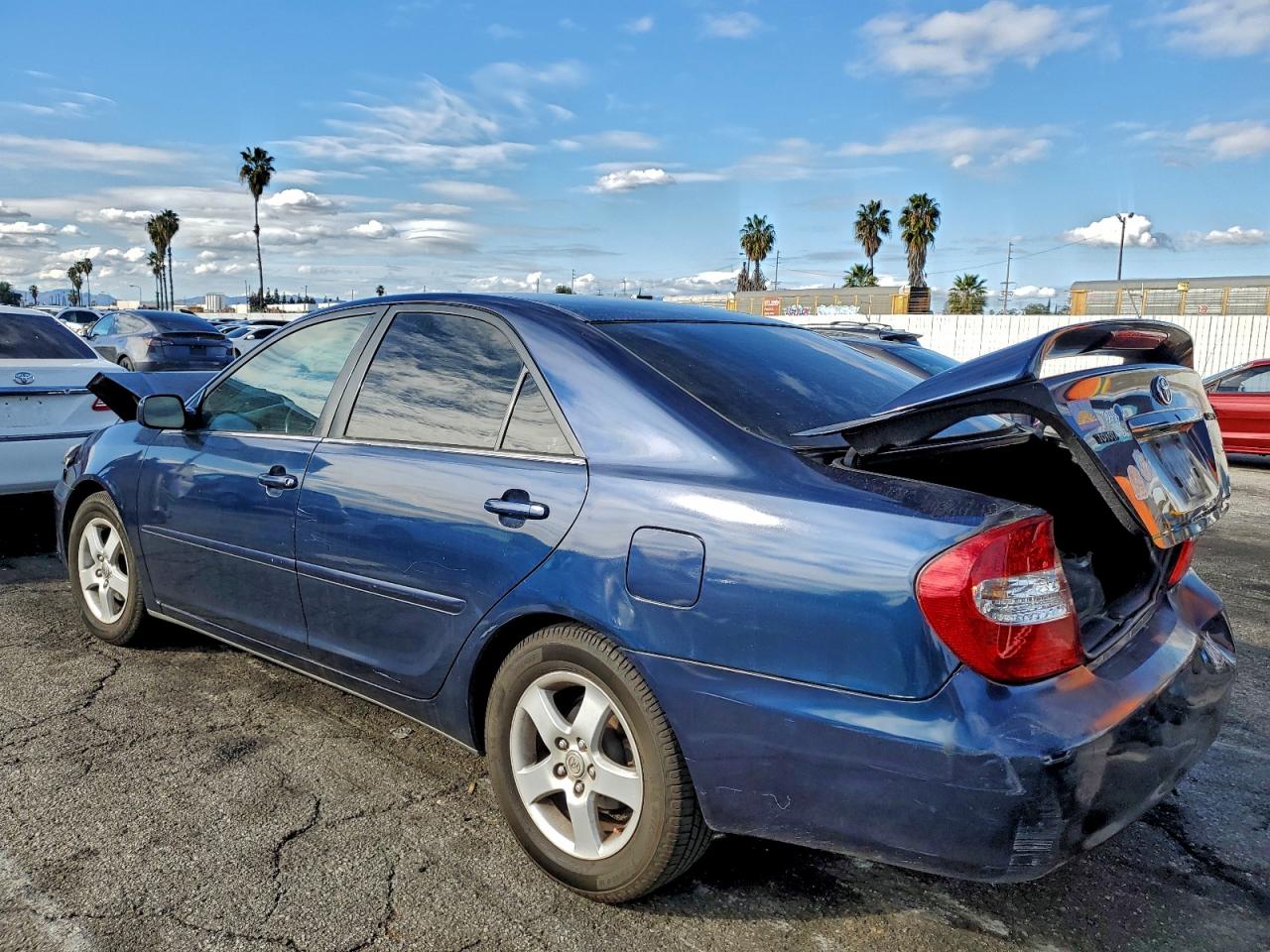 2004 TOYOTA CAMRY LE photo 2