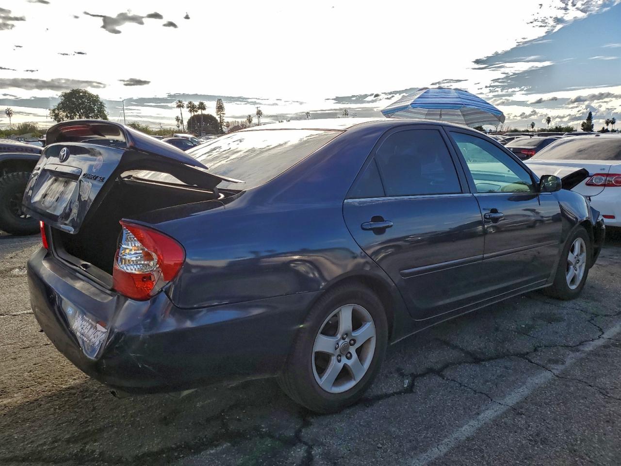 2004 TOYOTA CAMRY LE photo 3