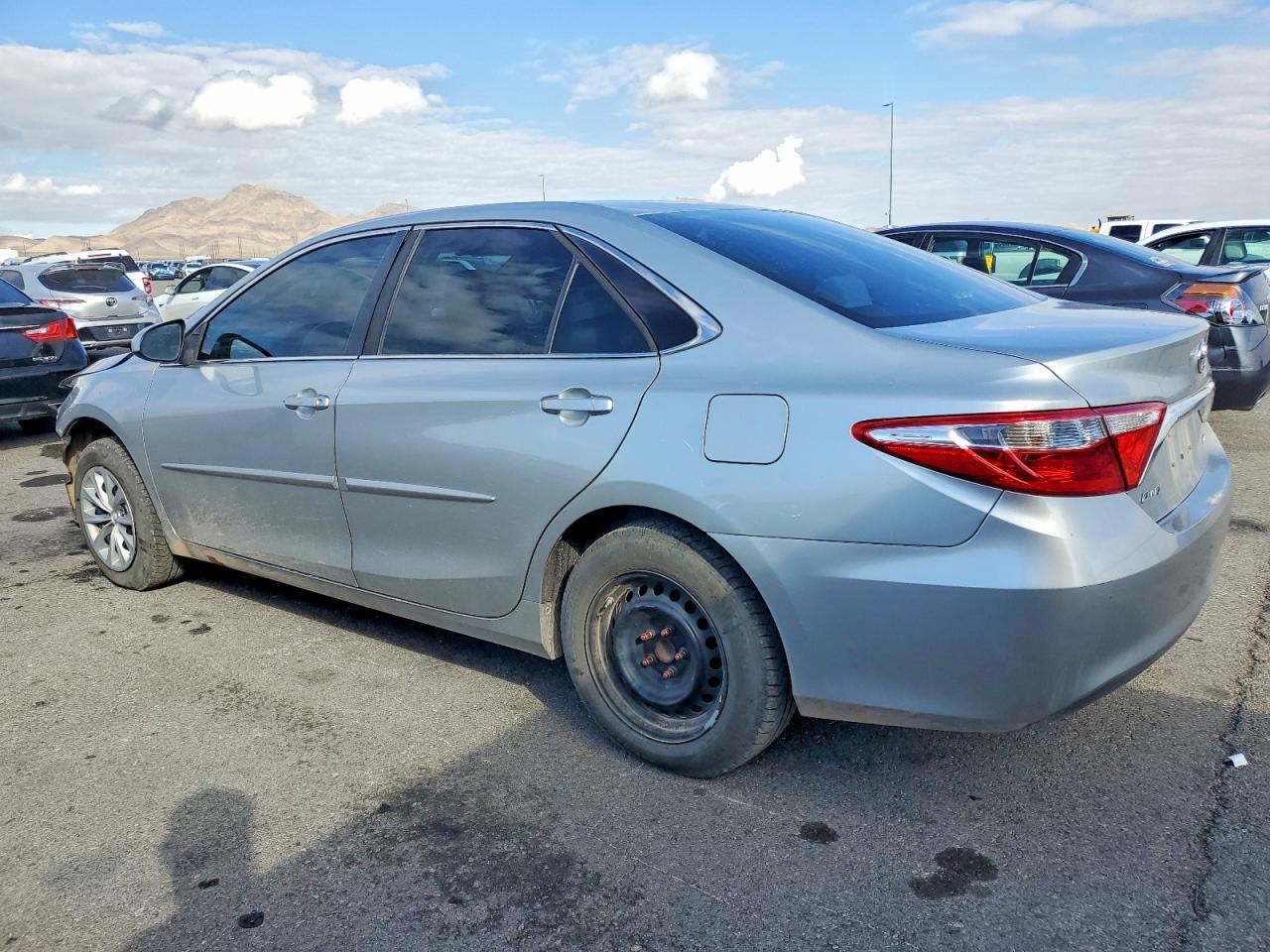 2016 TOYOTA CAMRY LE photo 2