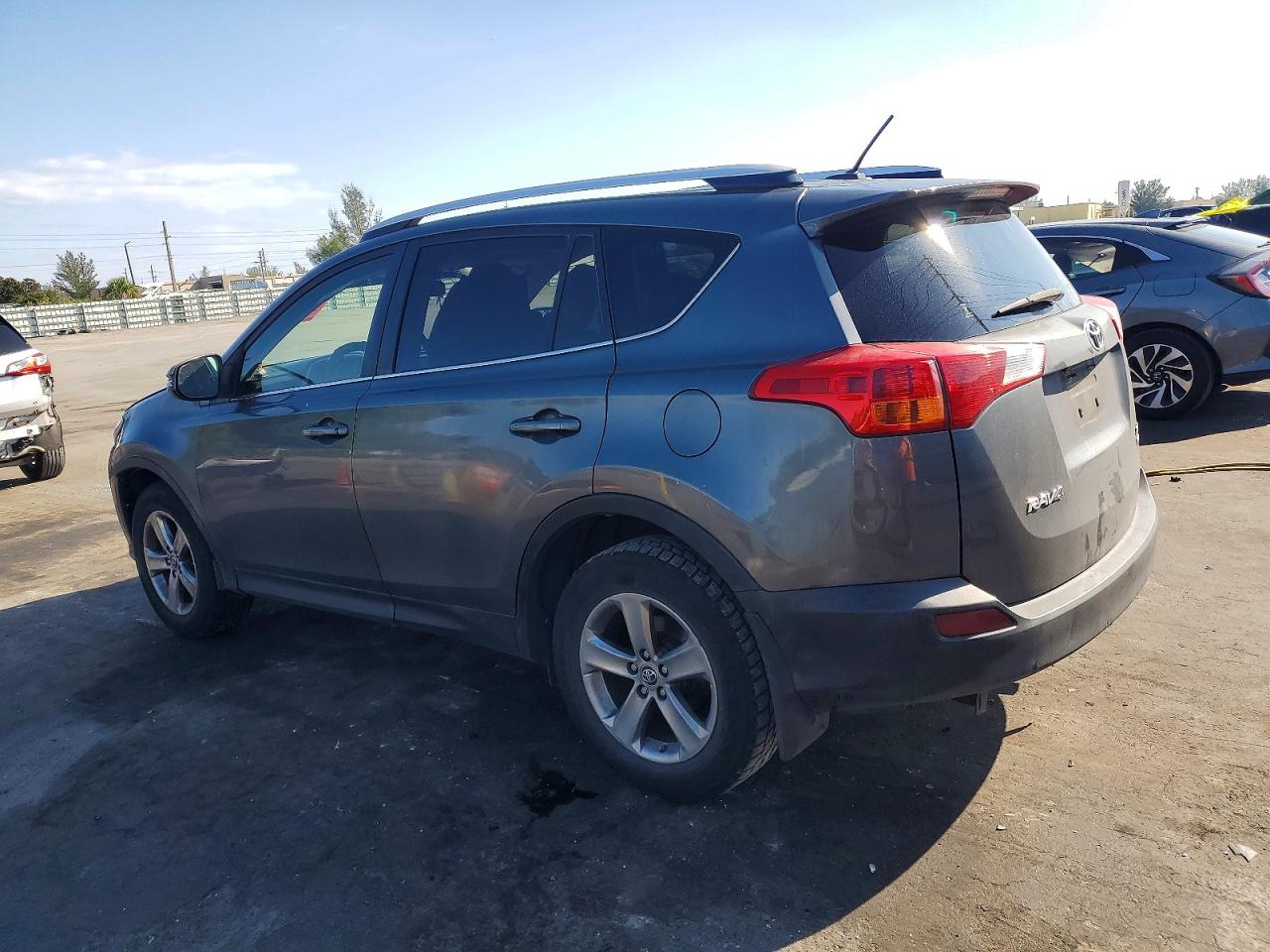 2015 TOYOTA RAV4 XLE photo 2