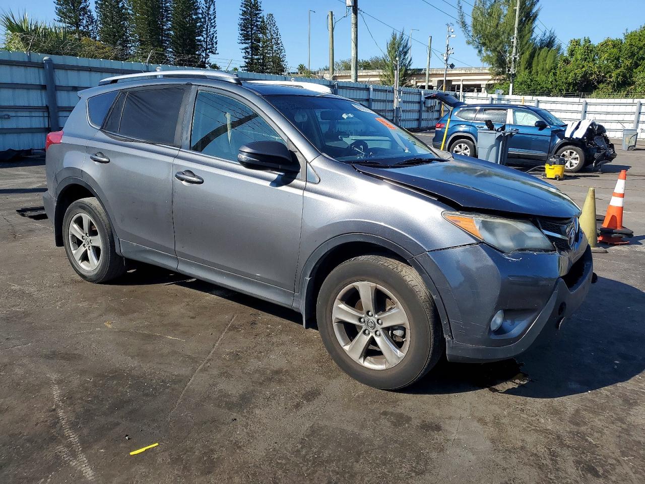 2015 TOYOTA RAV4 XLE photo 4