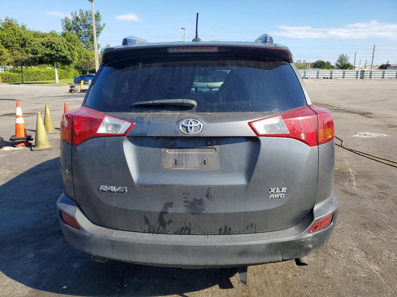 2015 TOYOTA RAV4 XLE photo 6