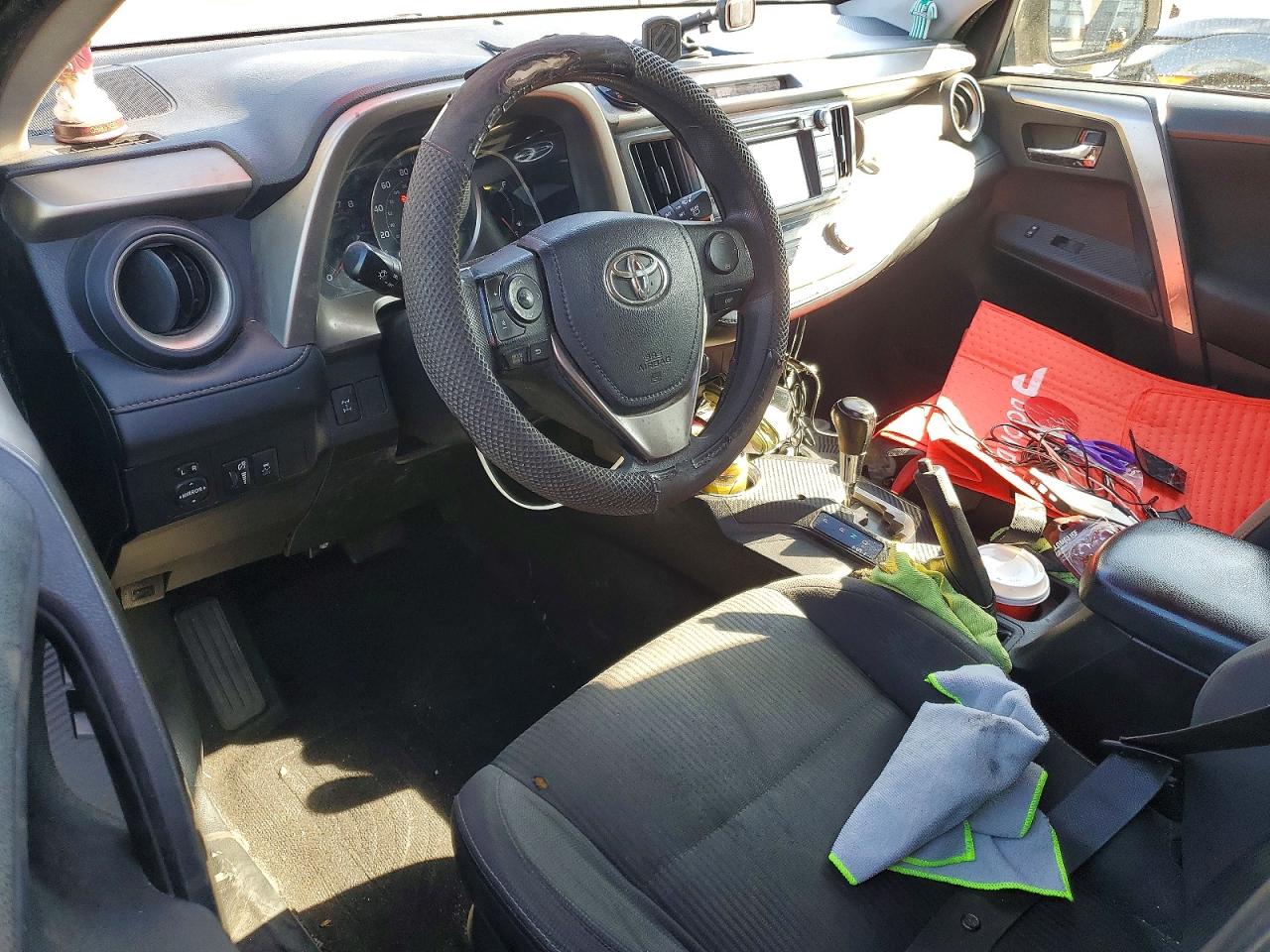 2015 TOYOTA RAV4 XLE photo 8