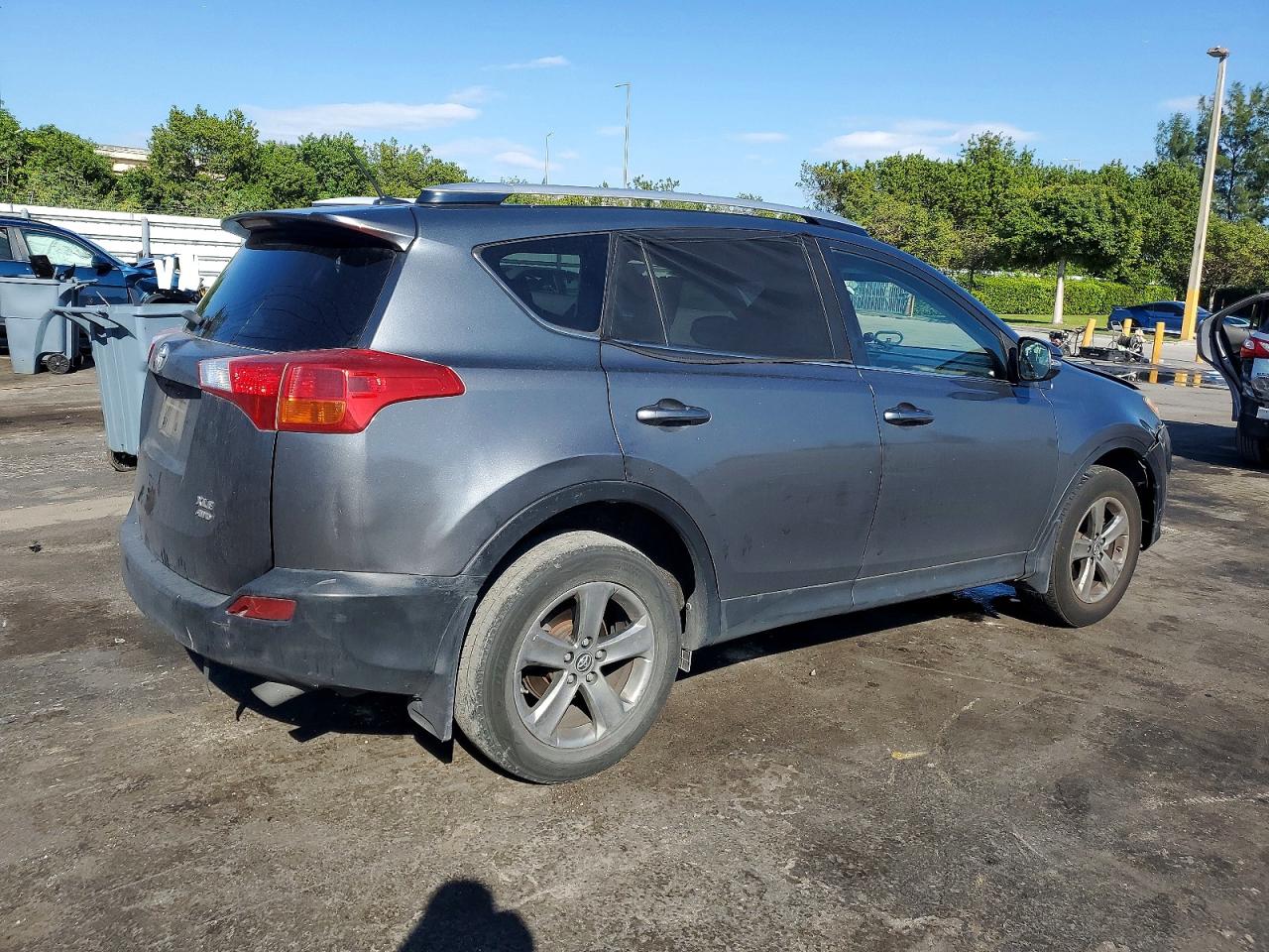 2015 TOYOTA RAV4 XLE photo 3