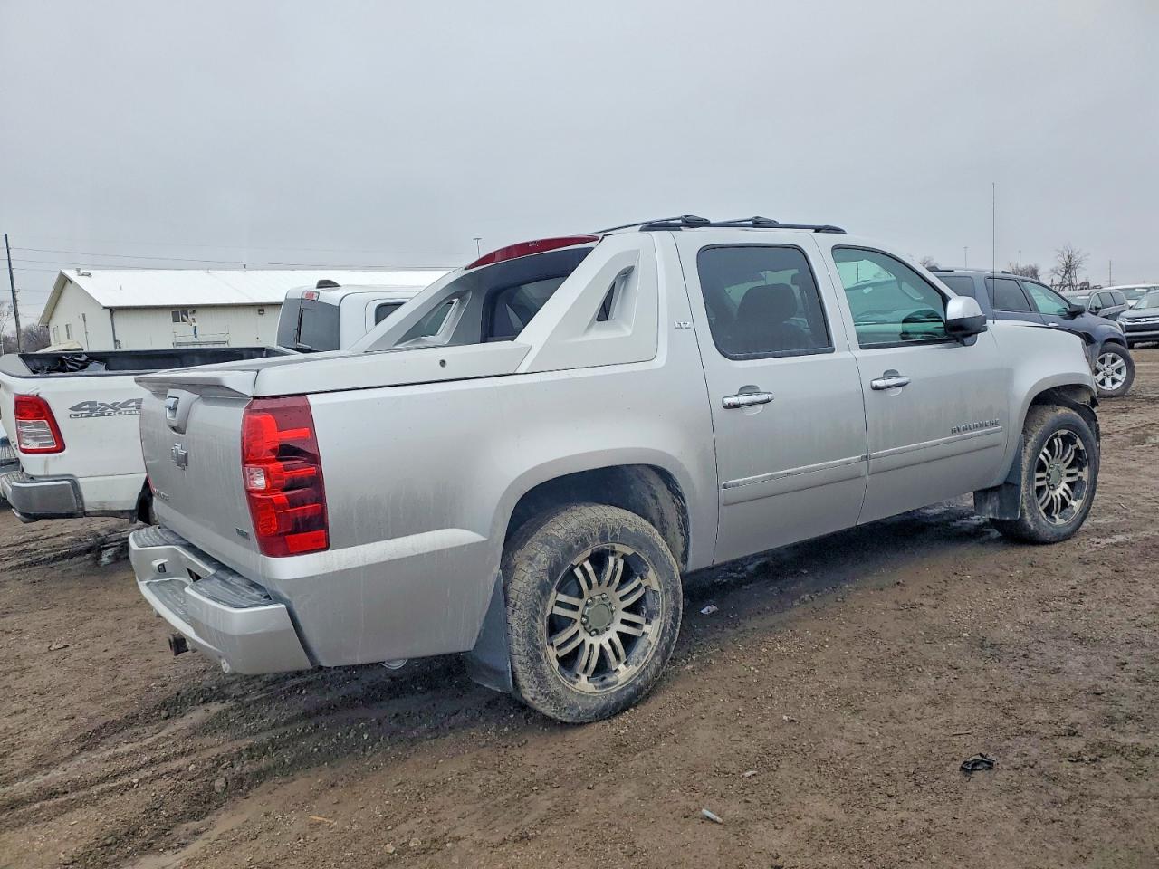 2011 CHEVROLET AVALANCHE LTZ photo 3