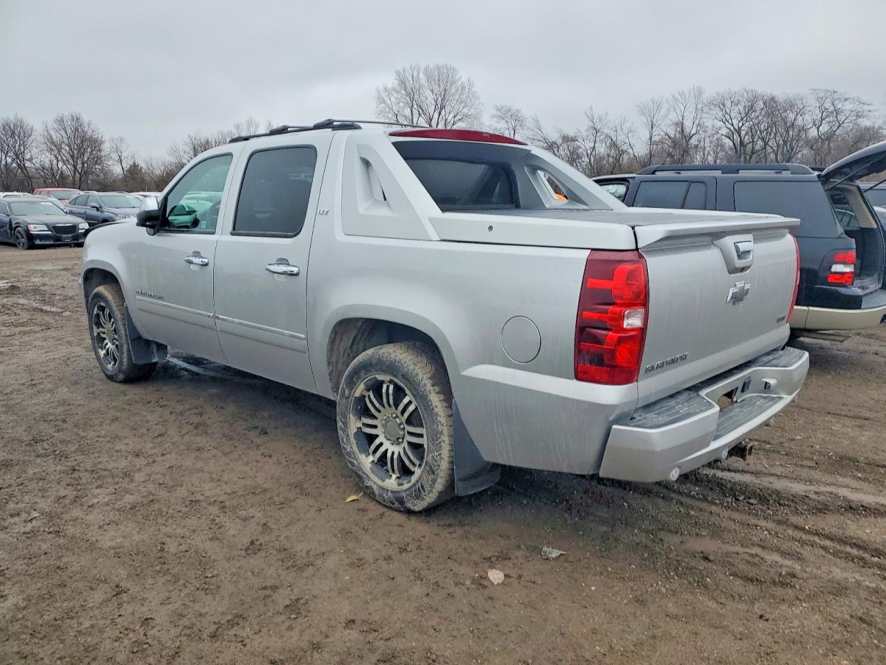 2011 CHEVROLET AVALANCHE LTZ photo 2