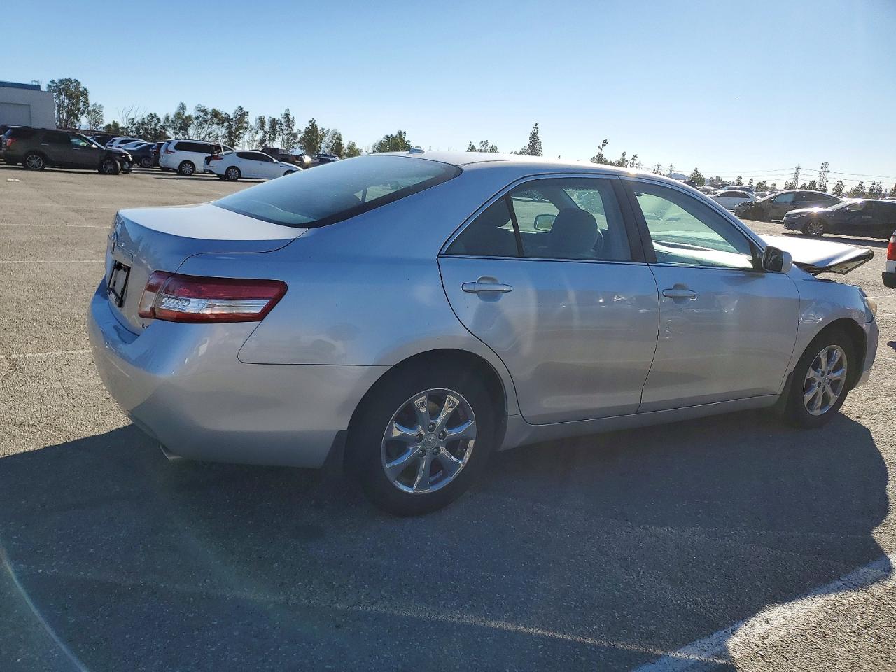 2011 TOYOTA CAMRY SE photo 3