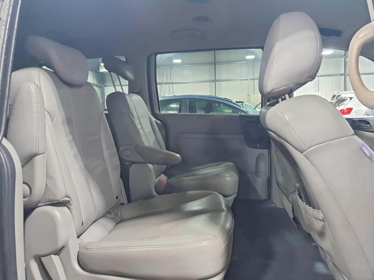 2012 KIA SEDONA LX photo 11