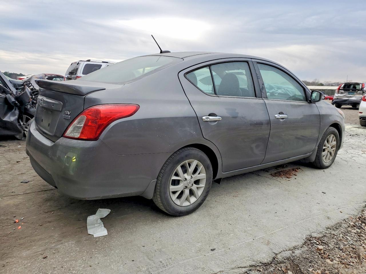 2019 NISSAN VERSA S photo 3