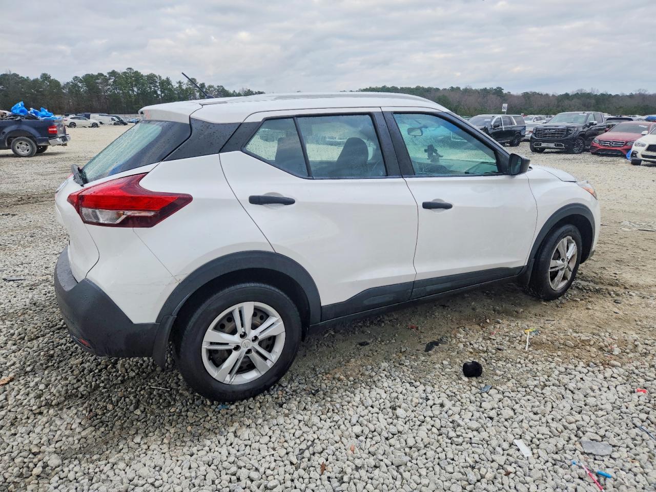 2019 NISSAN KICKS S photo 3