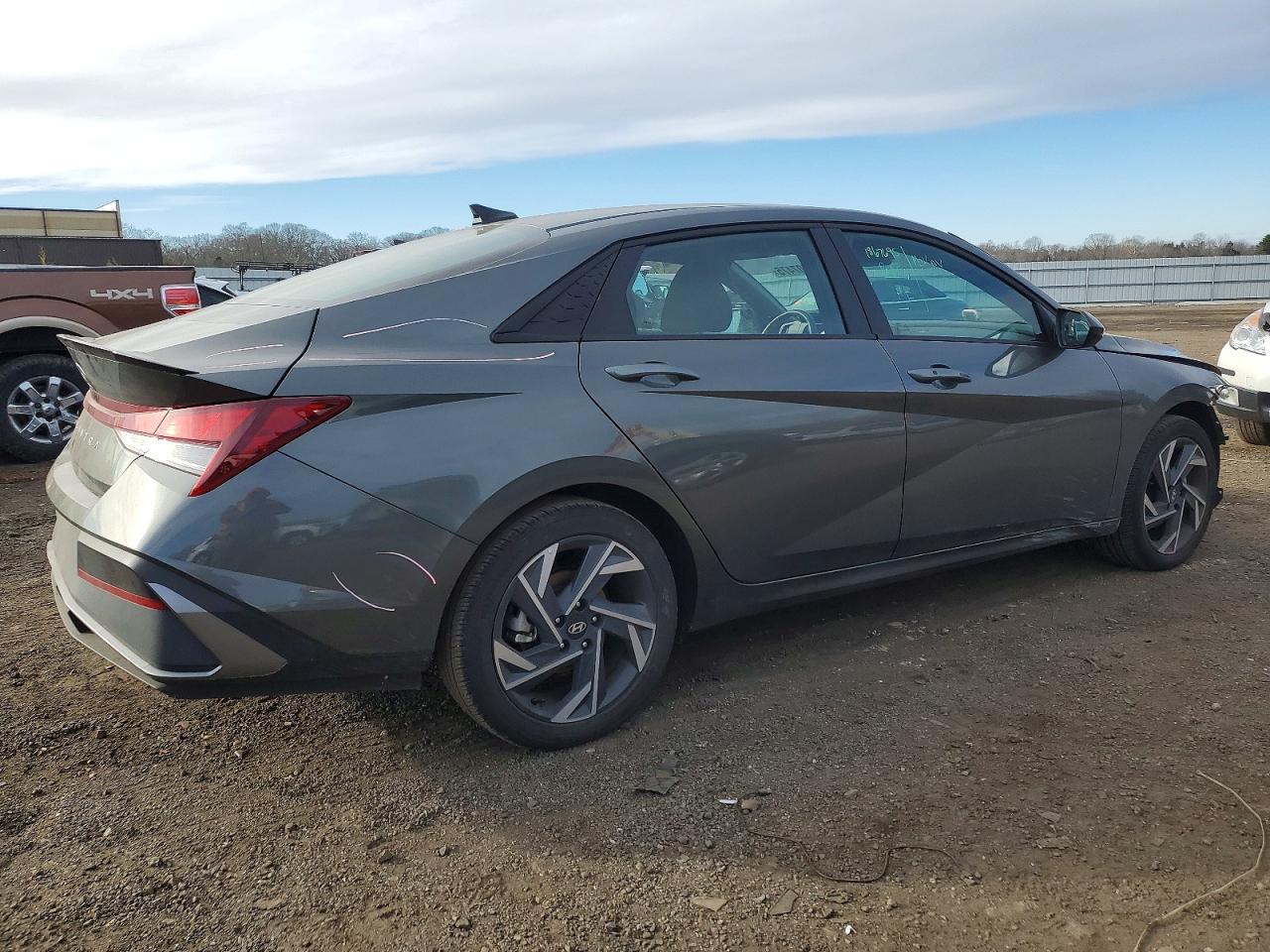 2025 HYUNDAI ELANTRA SEL SPORT photo 3