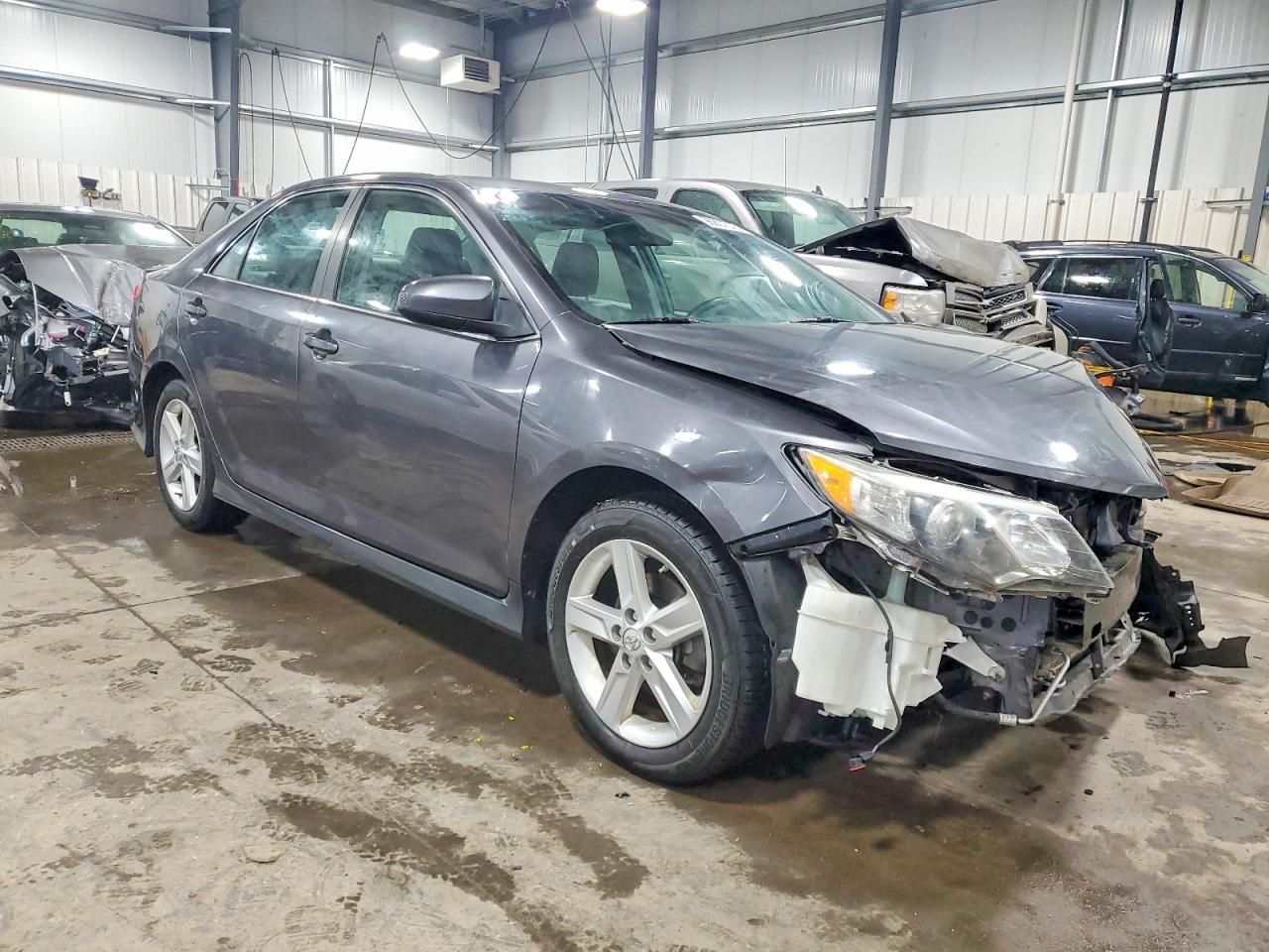 2014 TOYOTA CAMRY L photo 4