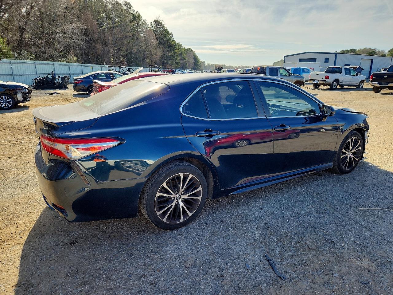 2018 TOYOTA CAMRY L photo 3