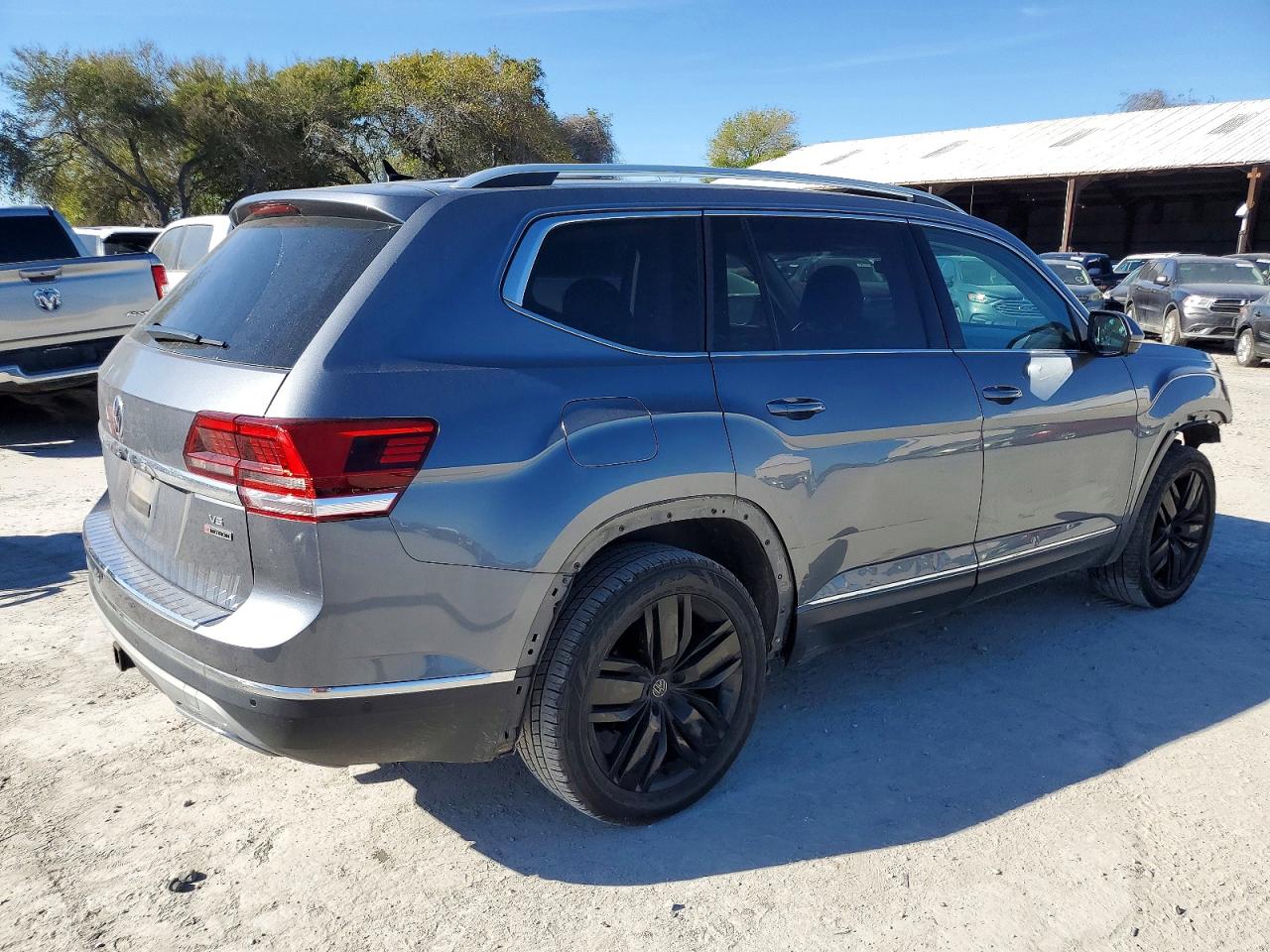 2018 VOLKSWAGEN ATLAS SEL PREMIUM photo 3