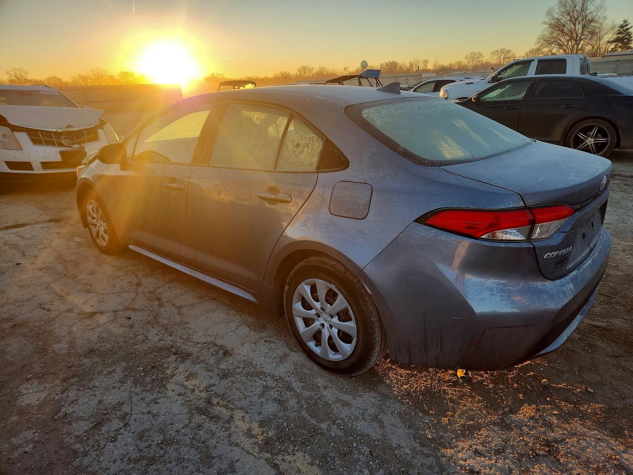 2021 TOYOTA COROLLA LE photo 2