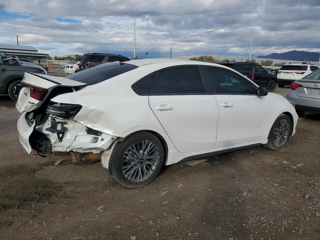 2023 KIA FORTE photo 3