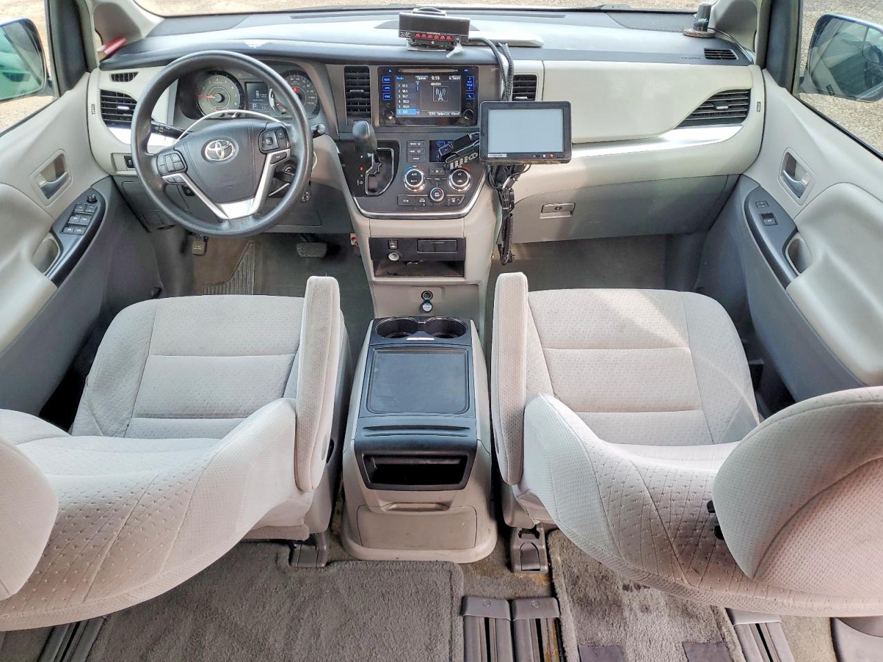2015 TOYOTA SIENNA photo 15