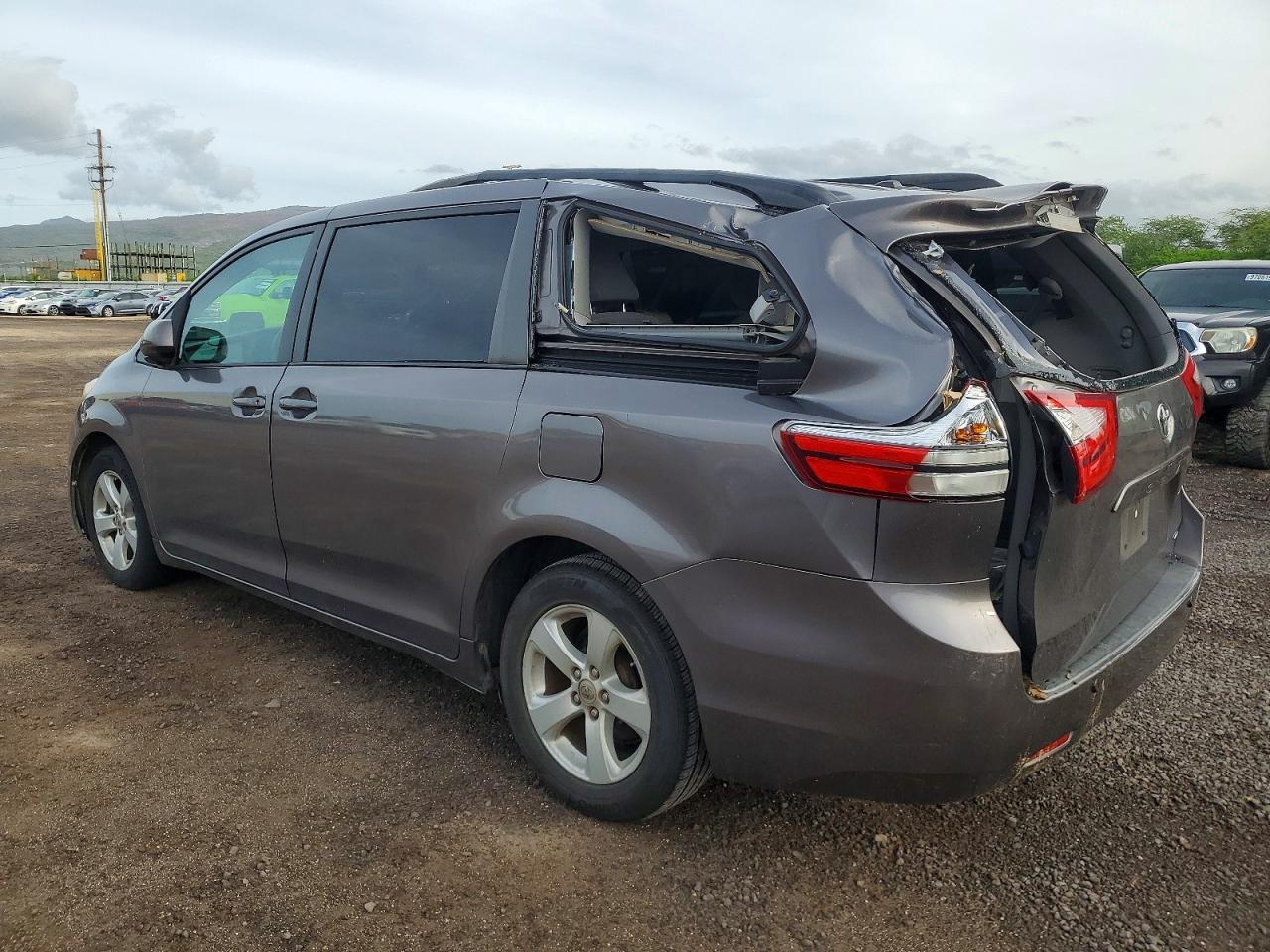 2015 TOYOTA SIENNA photo 3