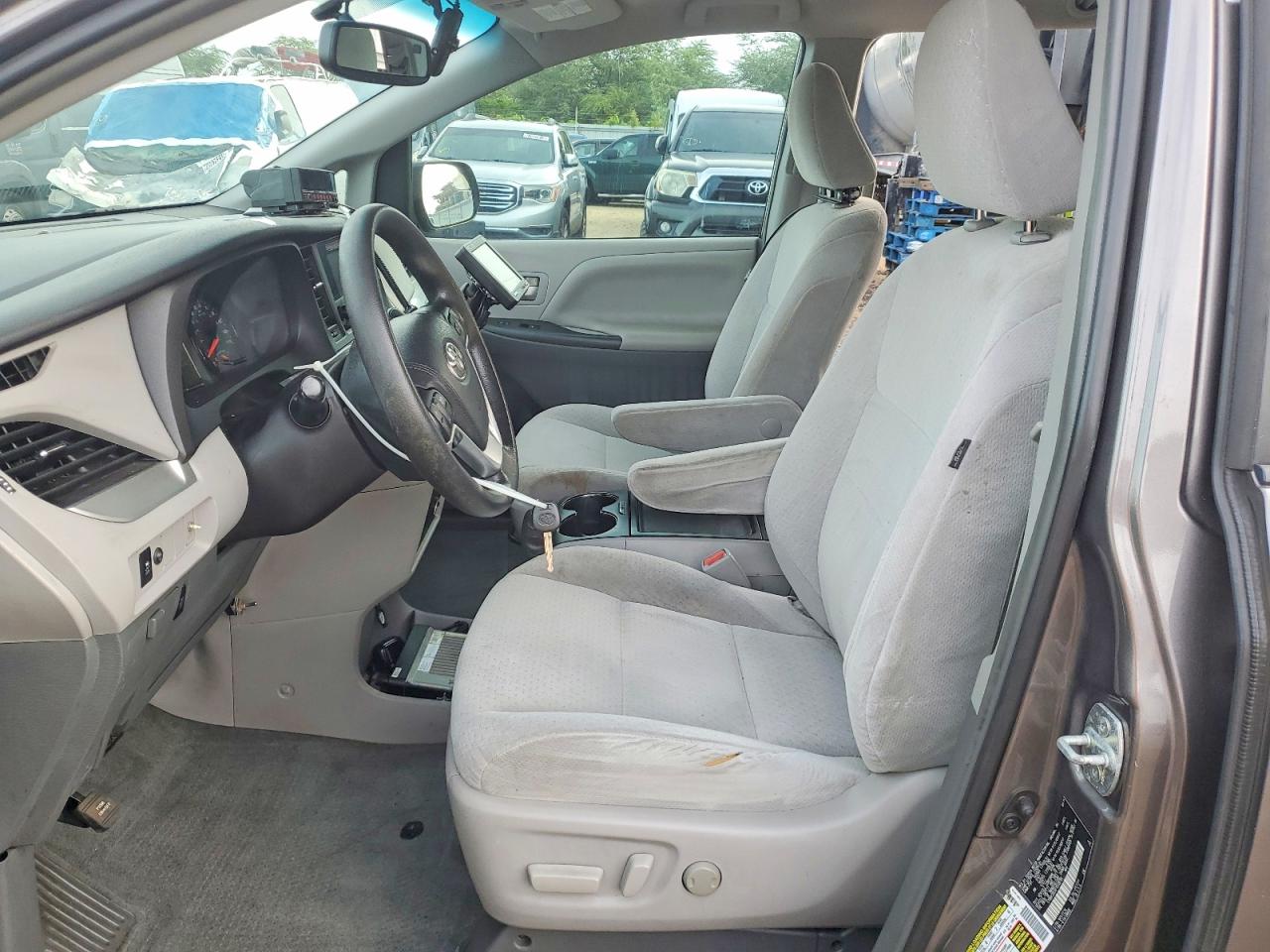 2015 TOYOTA SIENNA photo 13