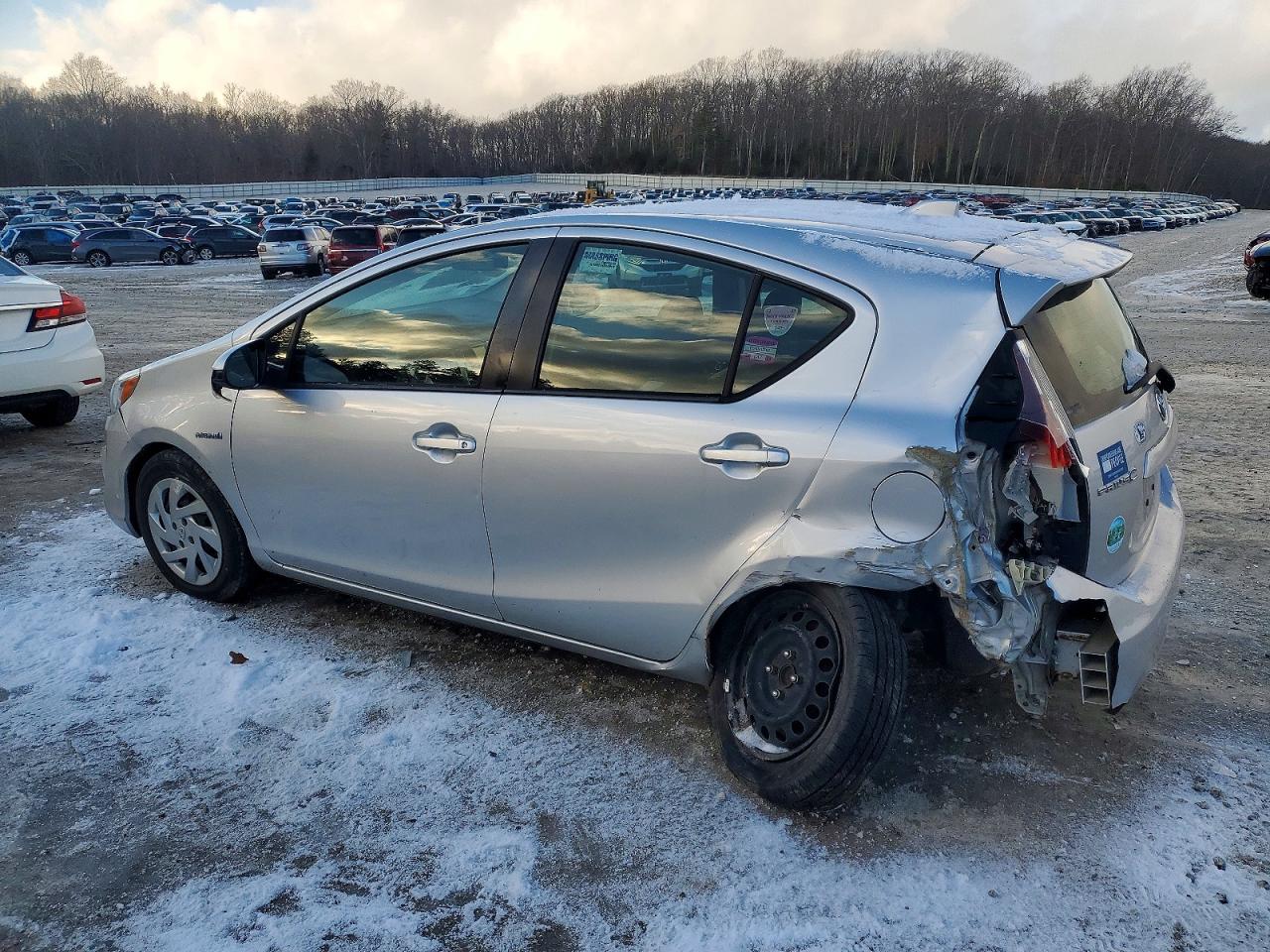 2015 TOYOTA PRIUS C photo 2