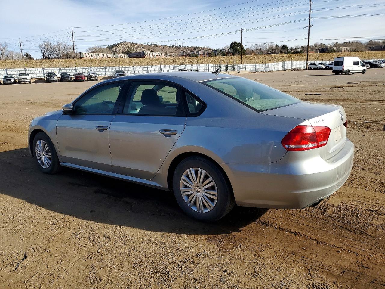 2014 VOLKSWAGEN PASSAT S photo 2
