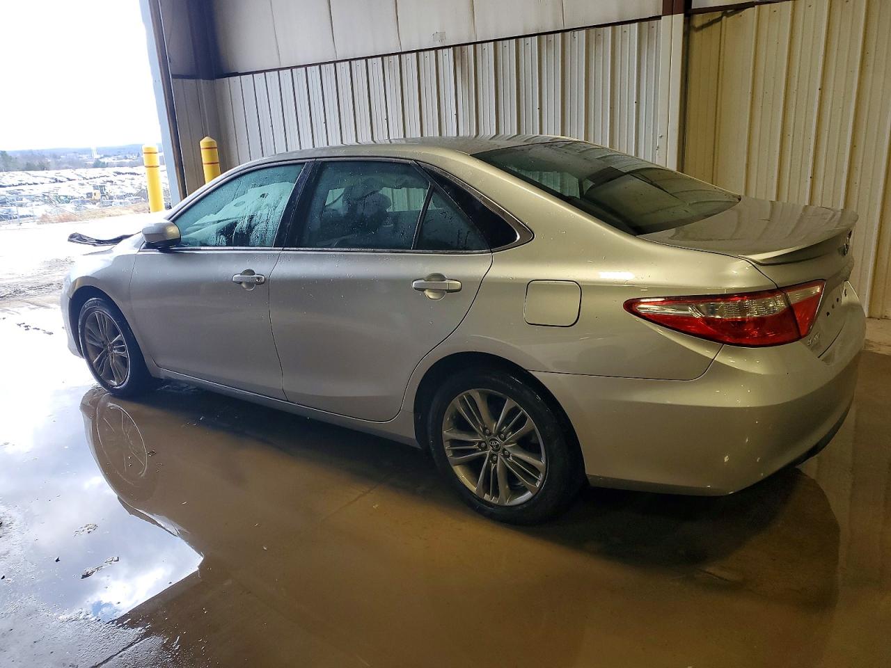 2015 TOYOTA CAMRY LE photo 2