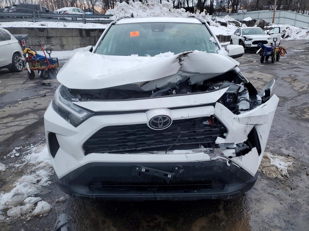2022 TOYOTA RAV4 XLE photo 5