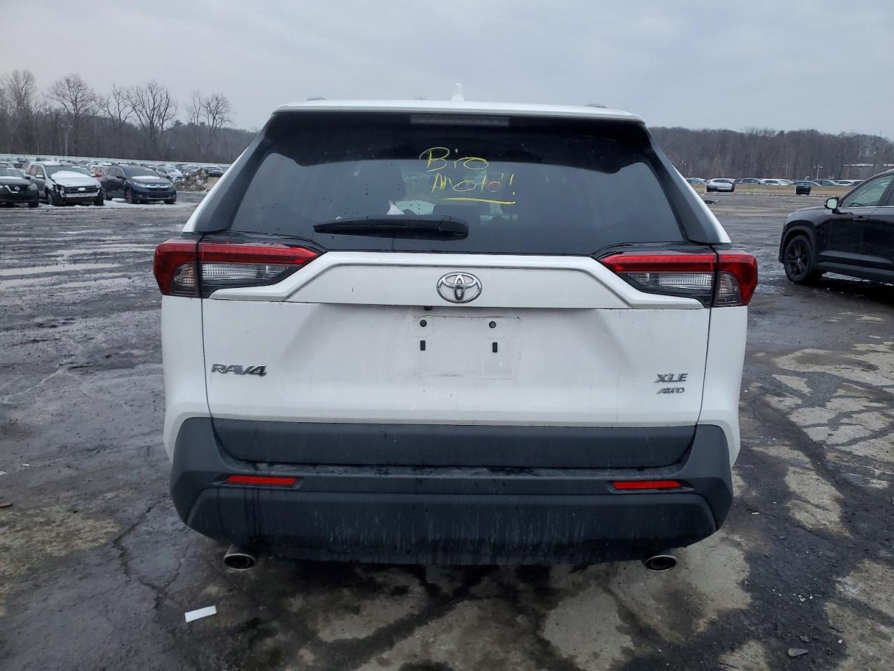 2022 TOYOTA RAV4 XLE photo 6