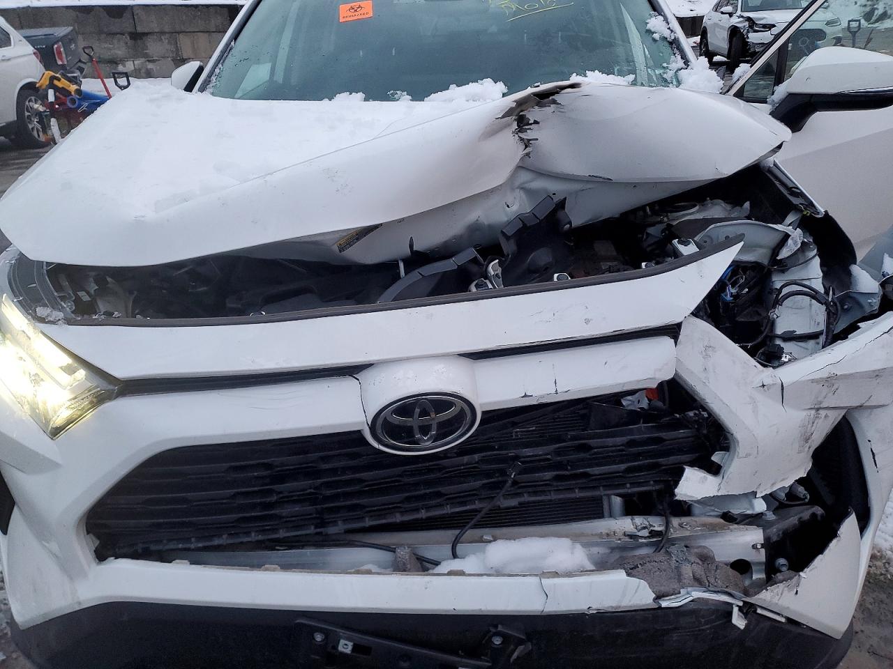 2022 TOYOTA RAV4 XLE photo 12