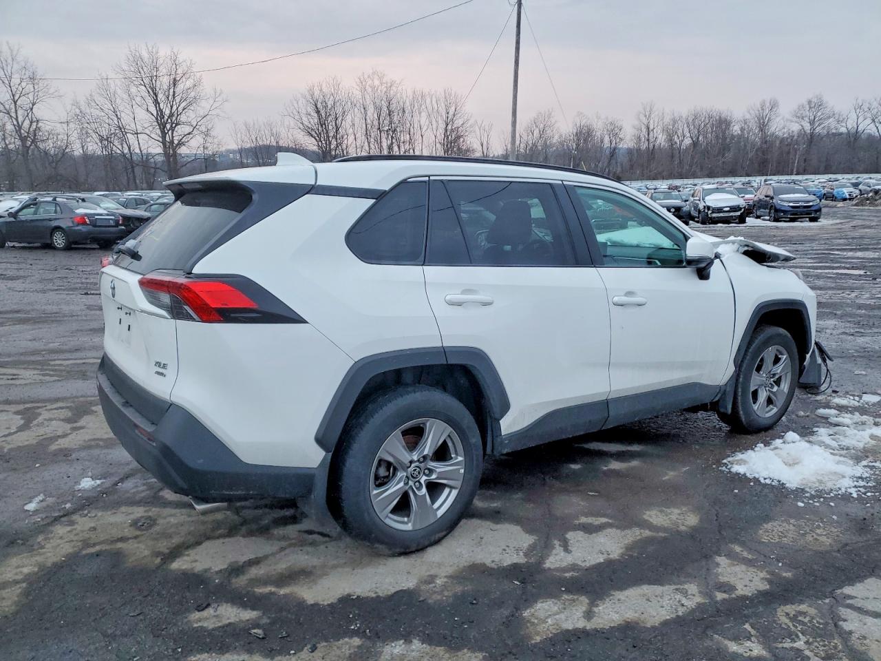 2022 TOYOTA RAV4 XLE photo 3