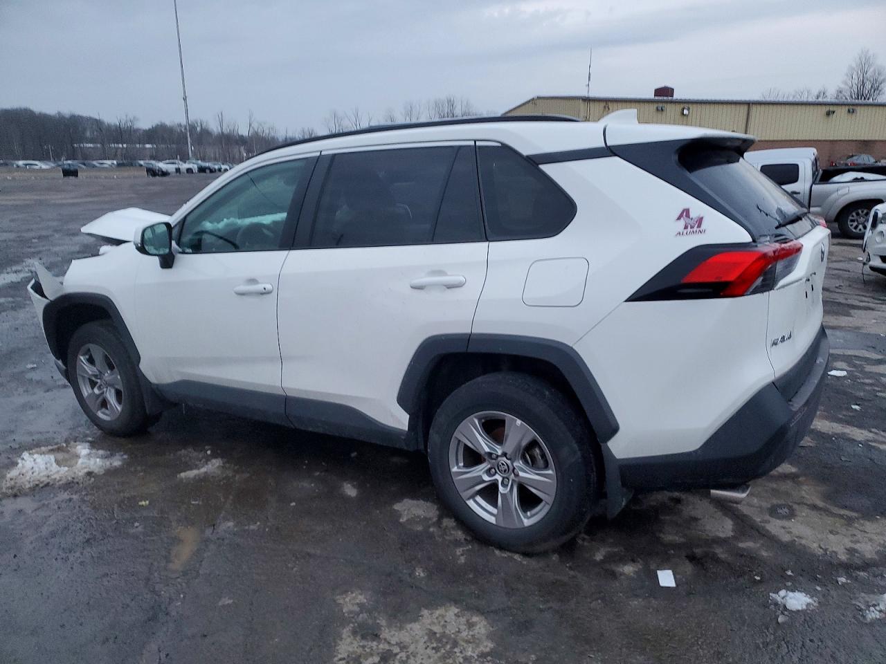 2022 TOYOTA RAV4 XLE photo 2