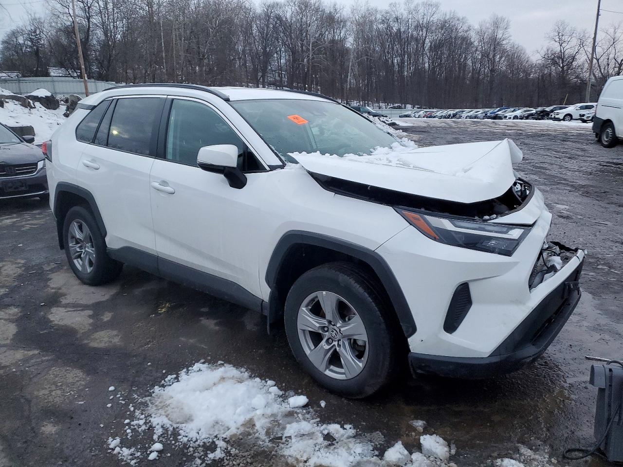 2022 TOYOTA RAV4 XLE photo 4