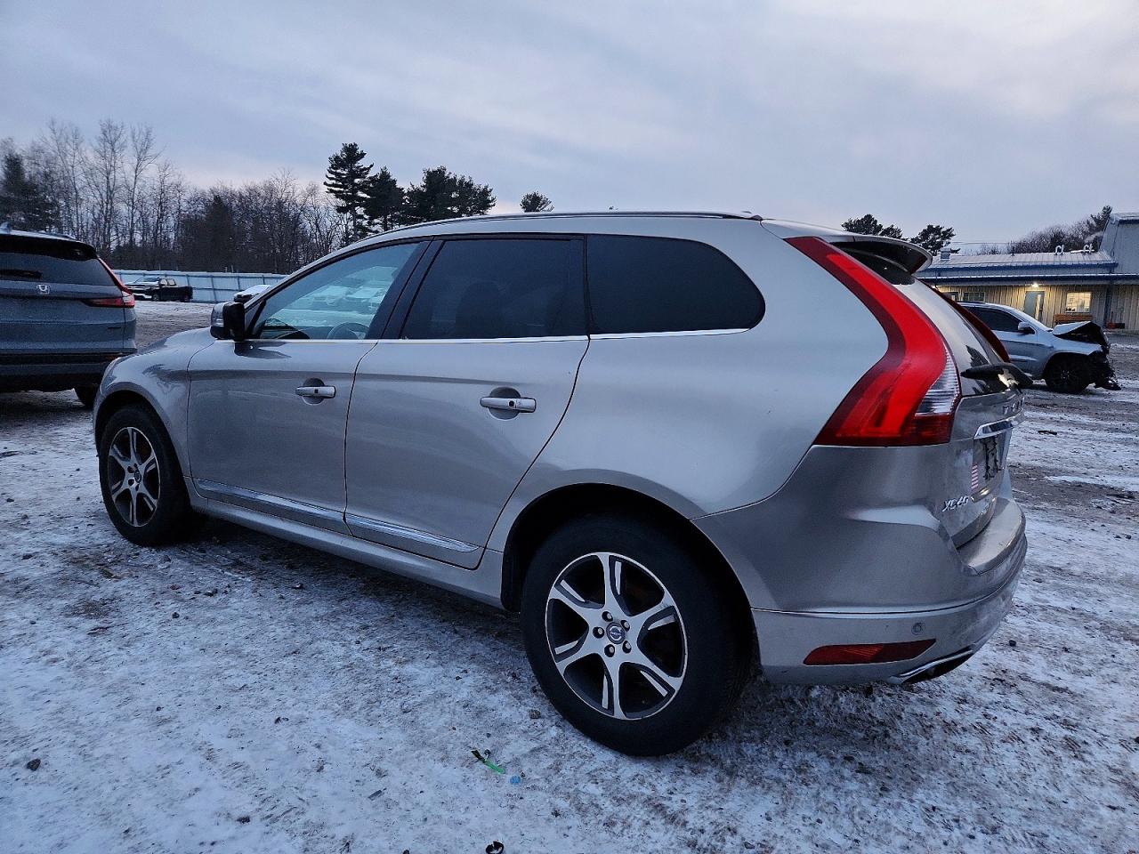2015 VOLVO XC60 T6 PREMIER photo 2