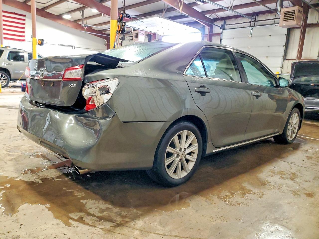 2013 TOYOTA CAMRY XLE photo 3