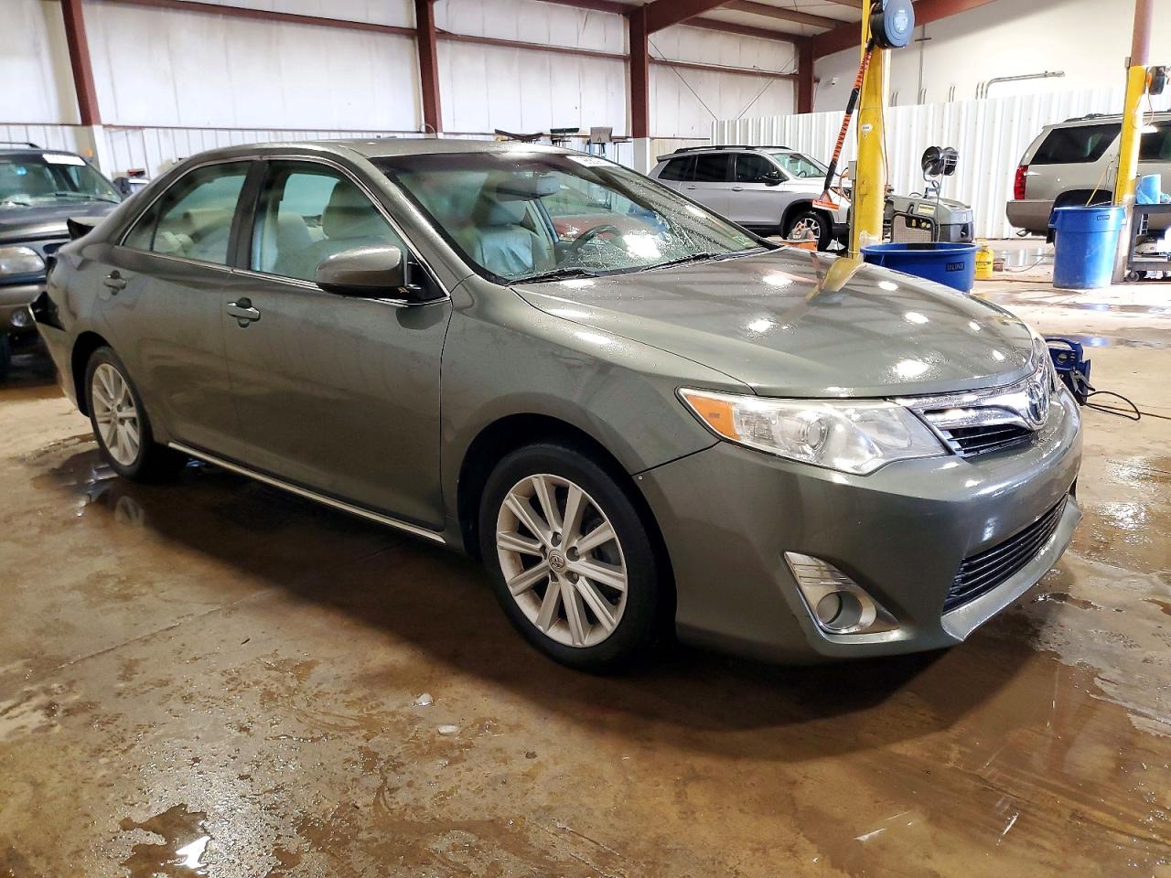 2013 TOYOTA CAMRY XLE photo 4
