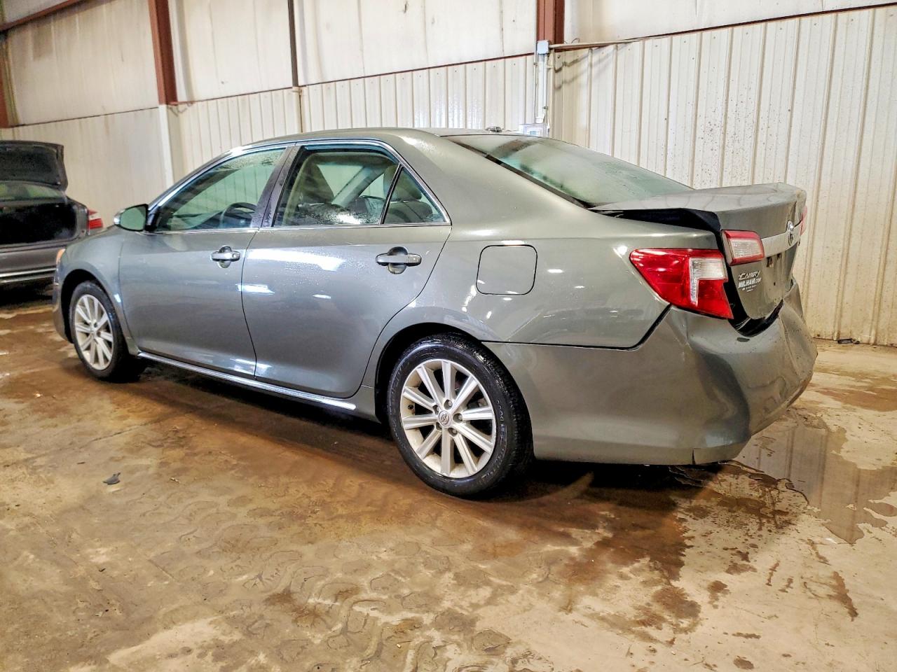 2013 TOYOTA CAMRY XLE photo 2