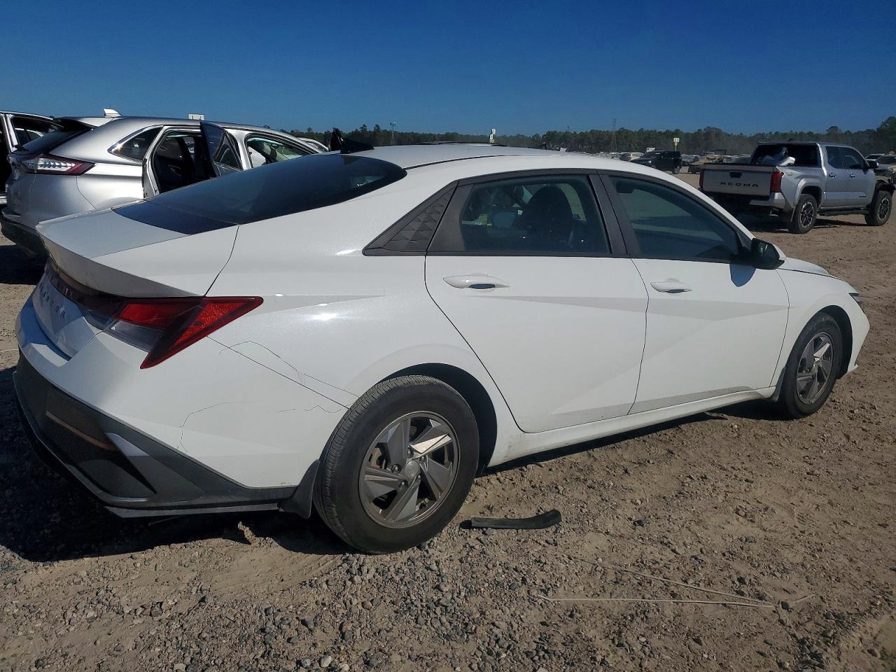 2024 HYUNDAI ELANTRA SE photo 3