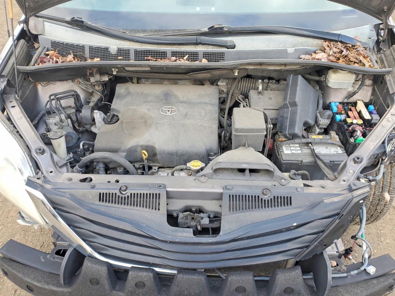2014 TOYOTA SIENNA LE photo 12