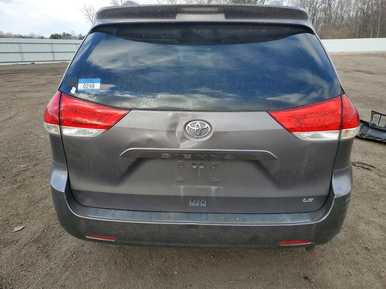 2014 TOYOTA SIENNA LE photo 6