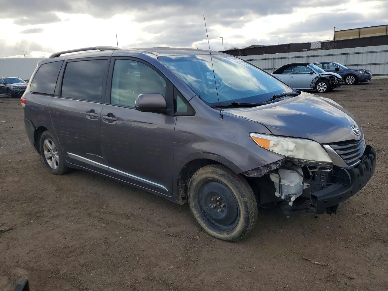 2014 TOYOTA SIENNA LE photo 4