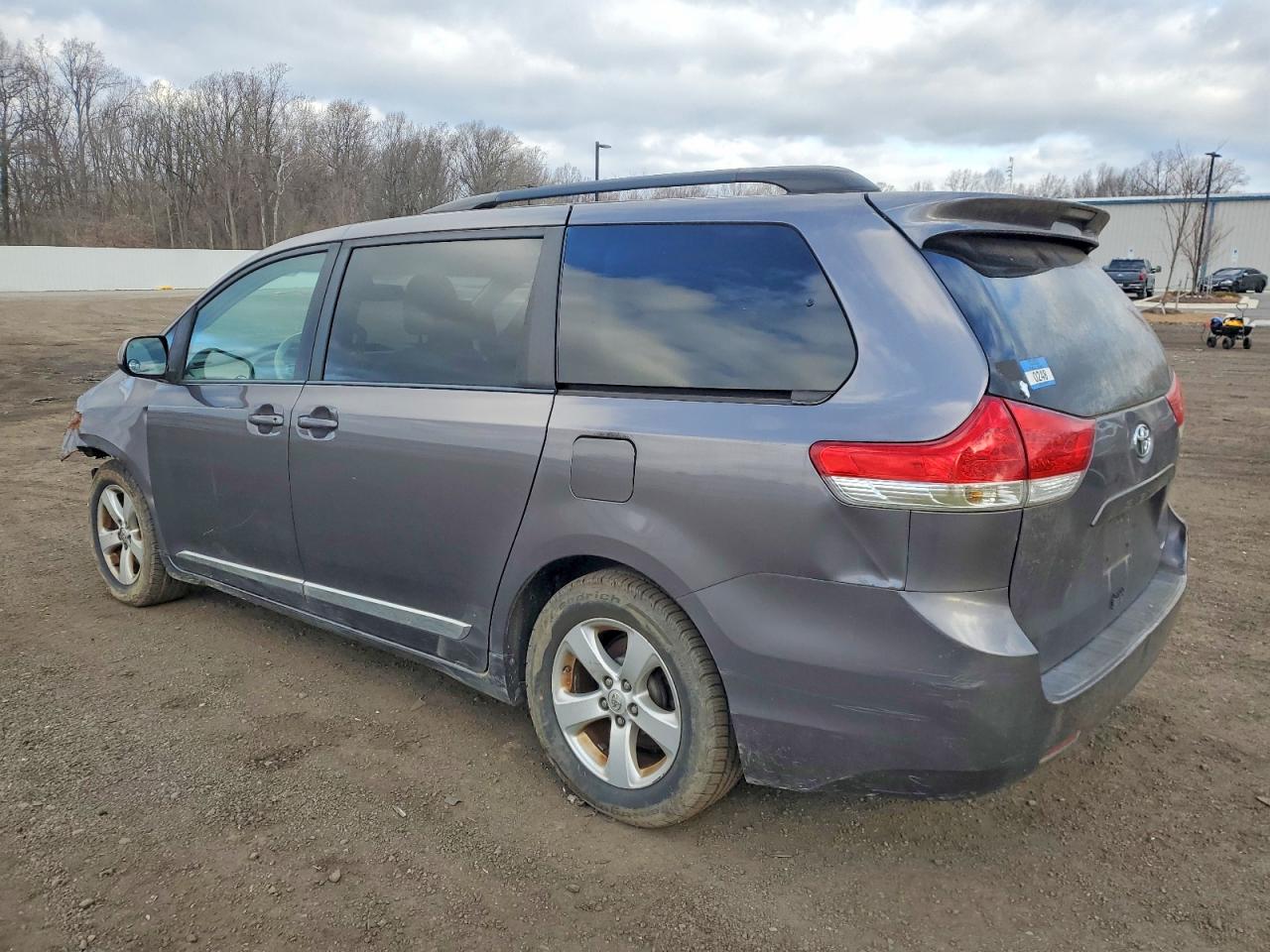 2014 TOYOTA SIENNA LE photo 2