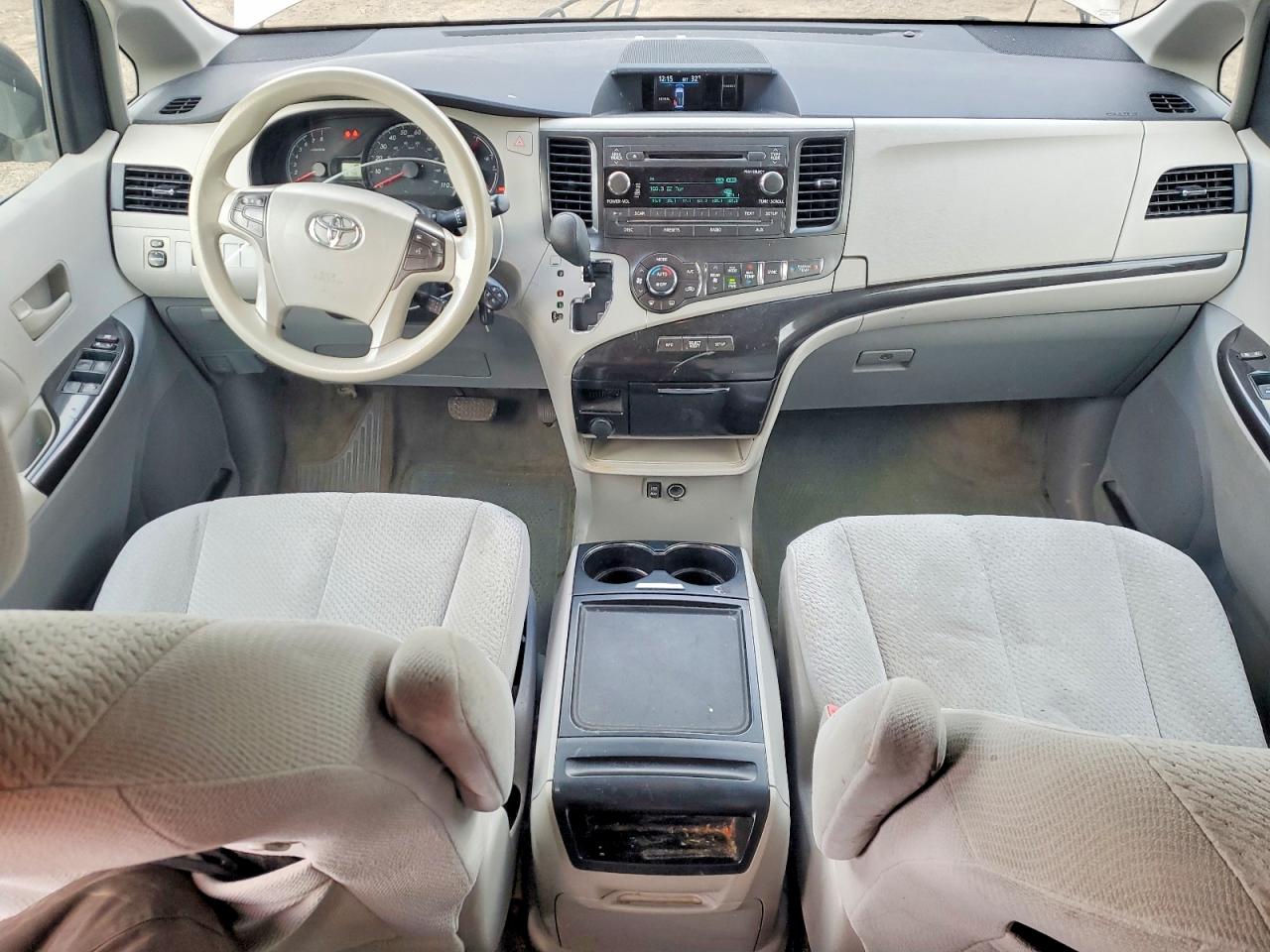 2014 TOYOTA SIENNA LE photo 8