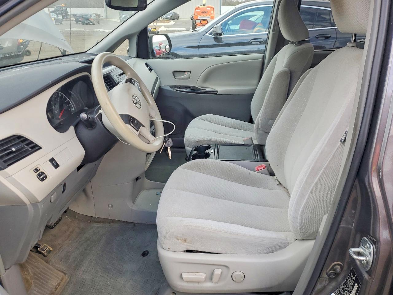2014 TOYOTA SIENNA LE photo 7