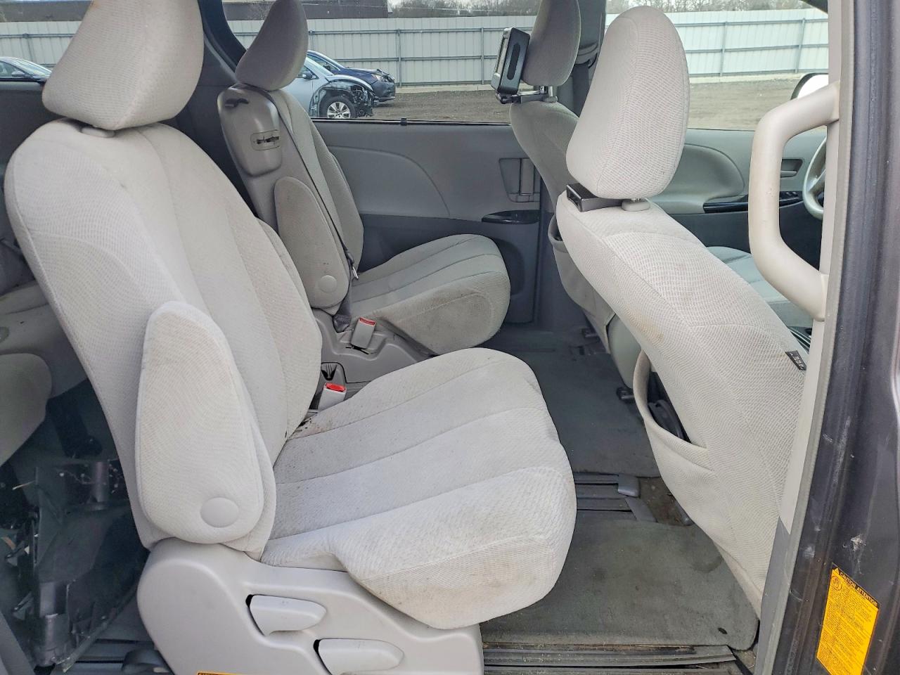2014 TOYOTA SIENNA LE photo 11