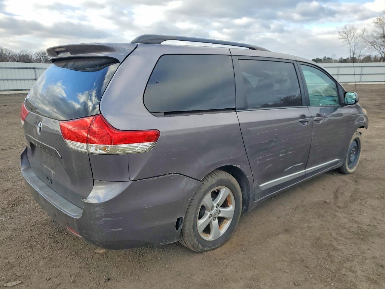 2014 TOYOTA SIENNA LE photo 3