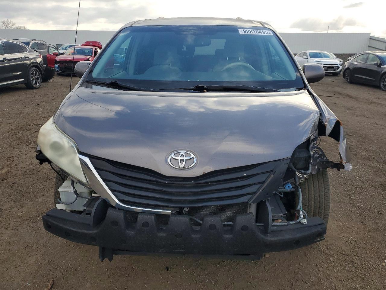 2014 TOYOTA SIENNA LE photo 5