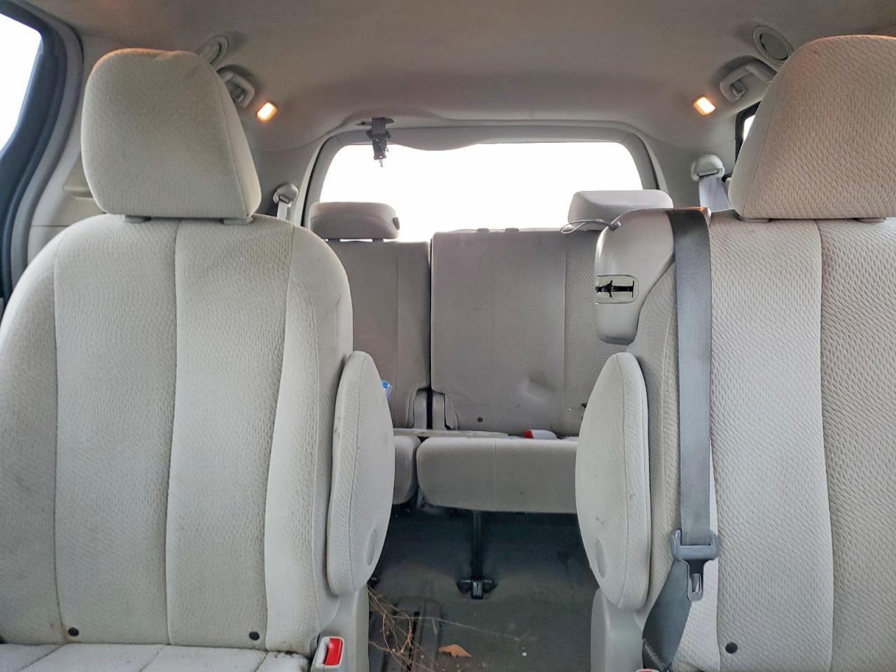 2014 TOYOTA SIENNA LE photo 10