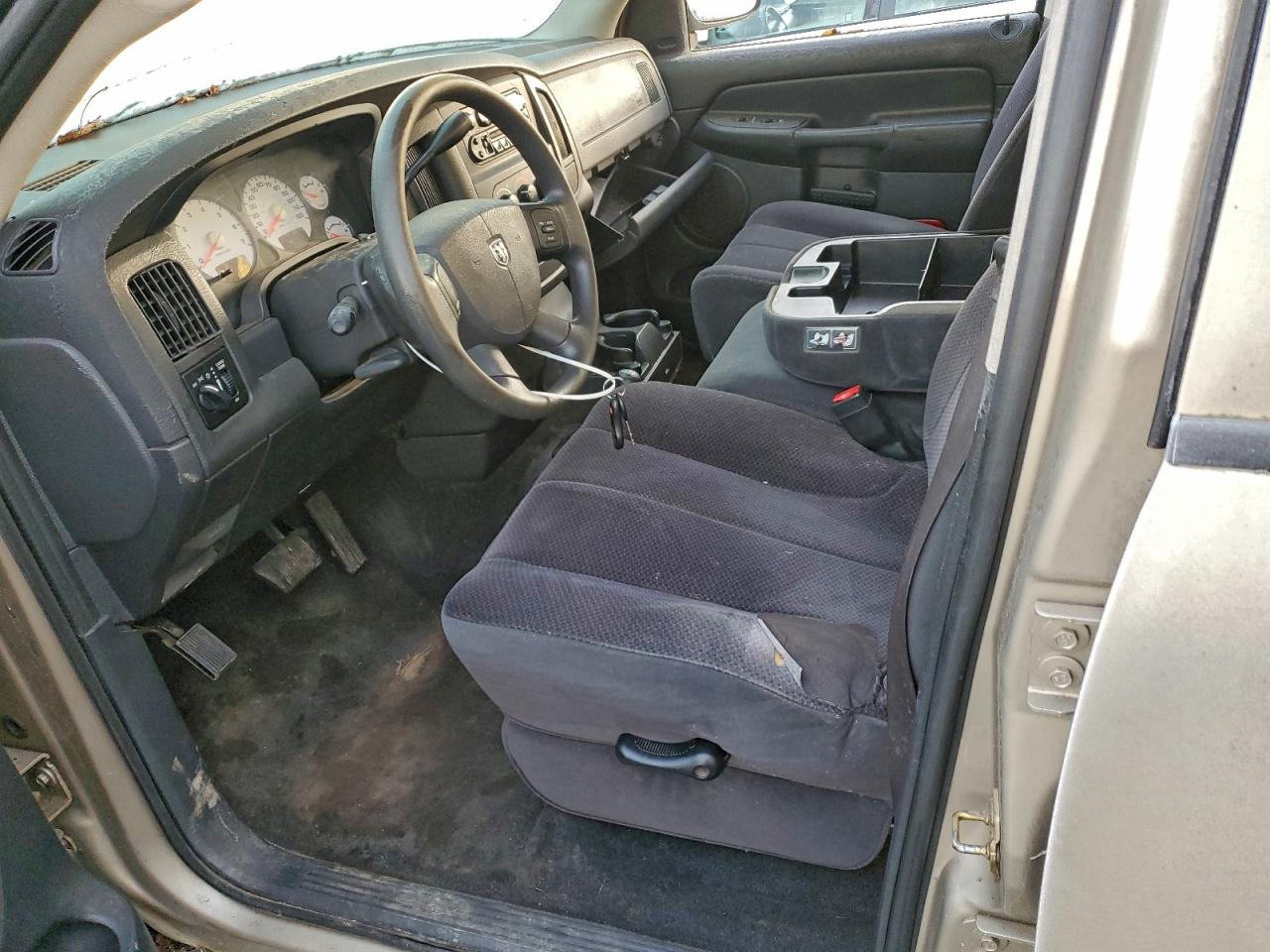 2004 DODGE RAM 1500 ST photo 13
