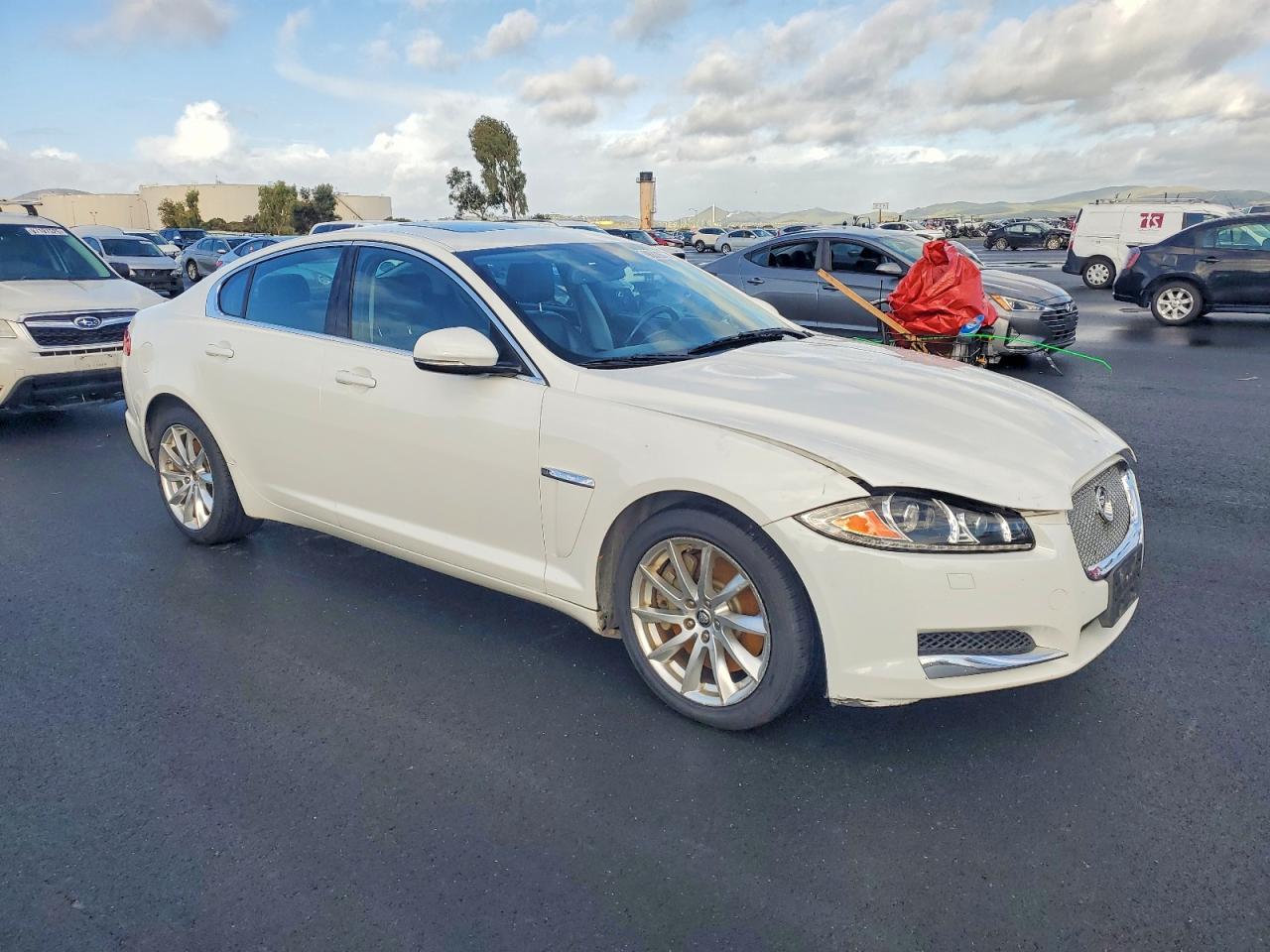 2013 JAGUAR XF photo 4